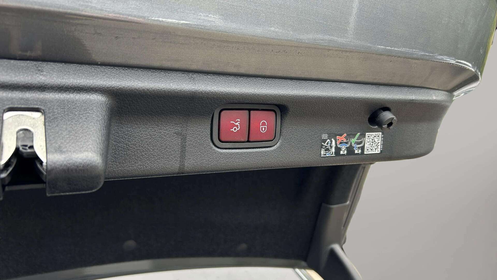 Grå Mercedes EQE350 fra 2023