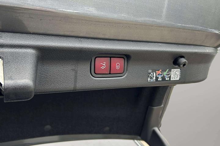 Grå Mercedes EQE350 fra 2023