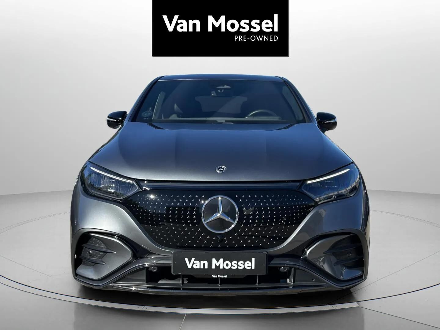 Grå Mercedes EQE350 fra 2025