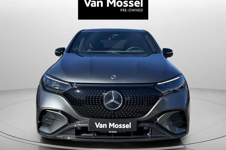 Grå Mercedes EQE350 fra 2025