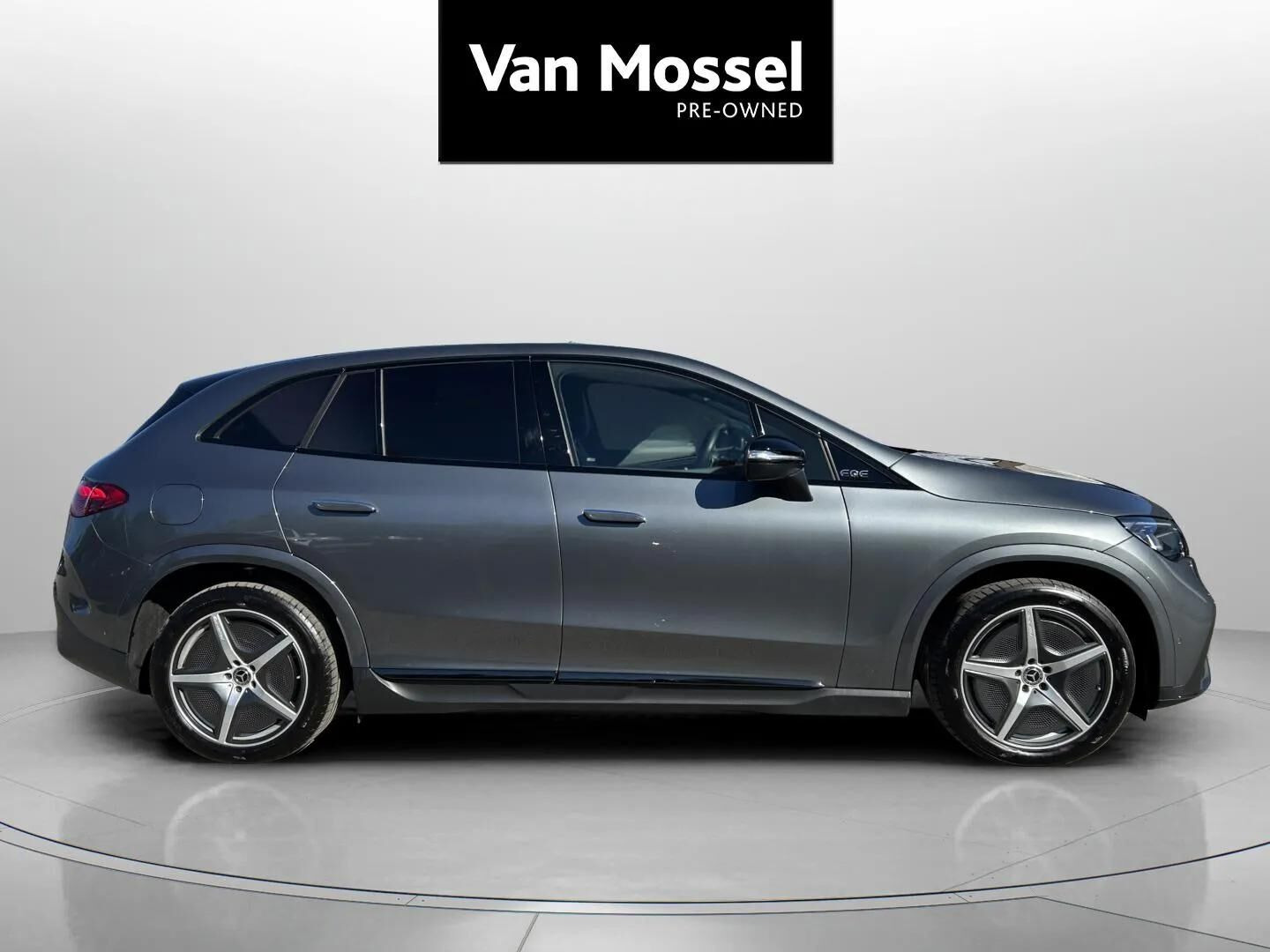 Grå Mercedes EQE350 fra 2025