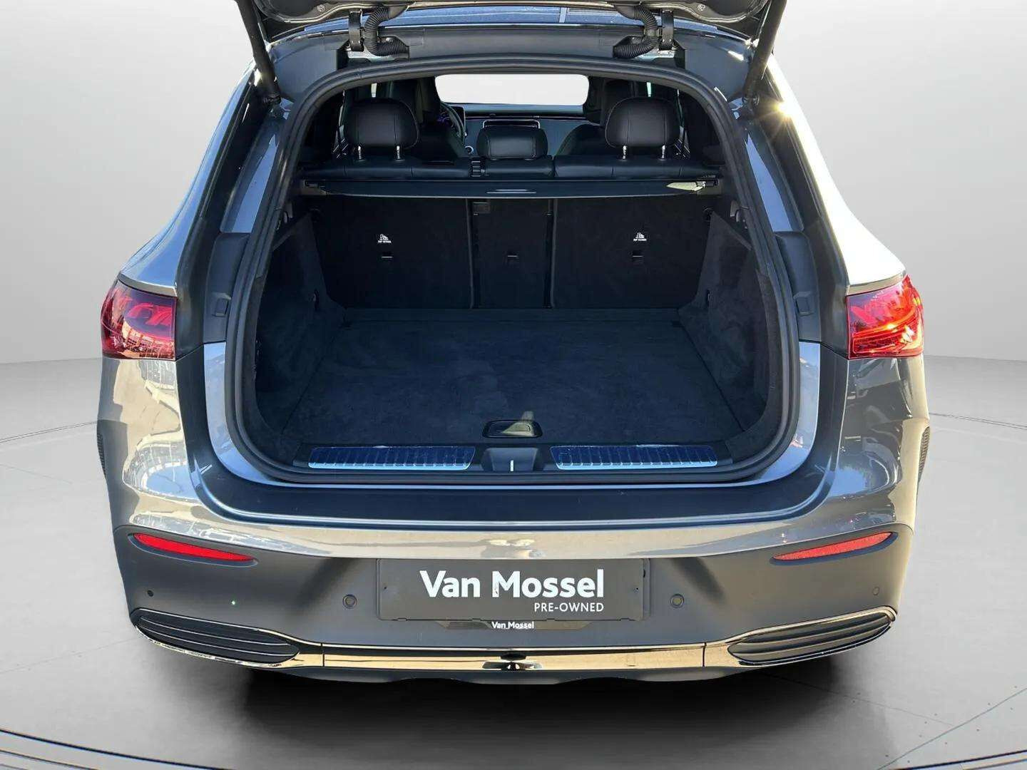 Grå Mercedes EQE350 fra 2025