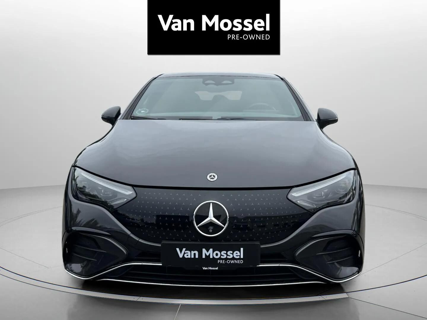 Grå Mercedes EQE350 fra 2023