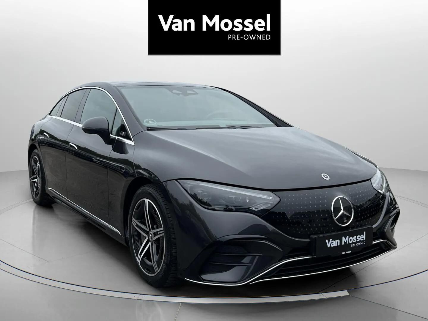 Grå Mercedes EQE350 fra 2023