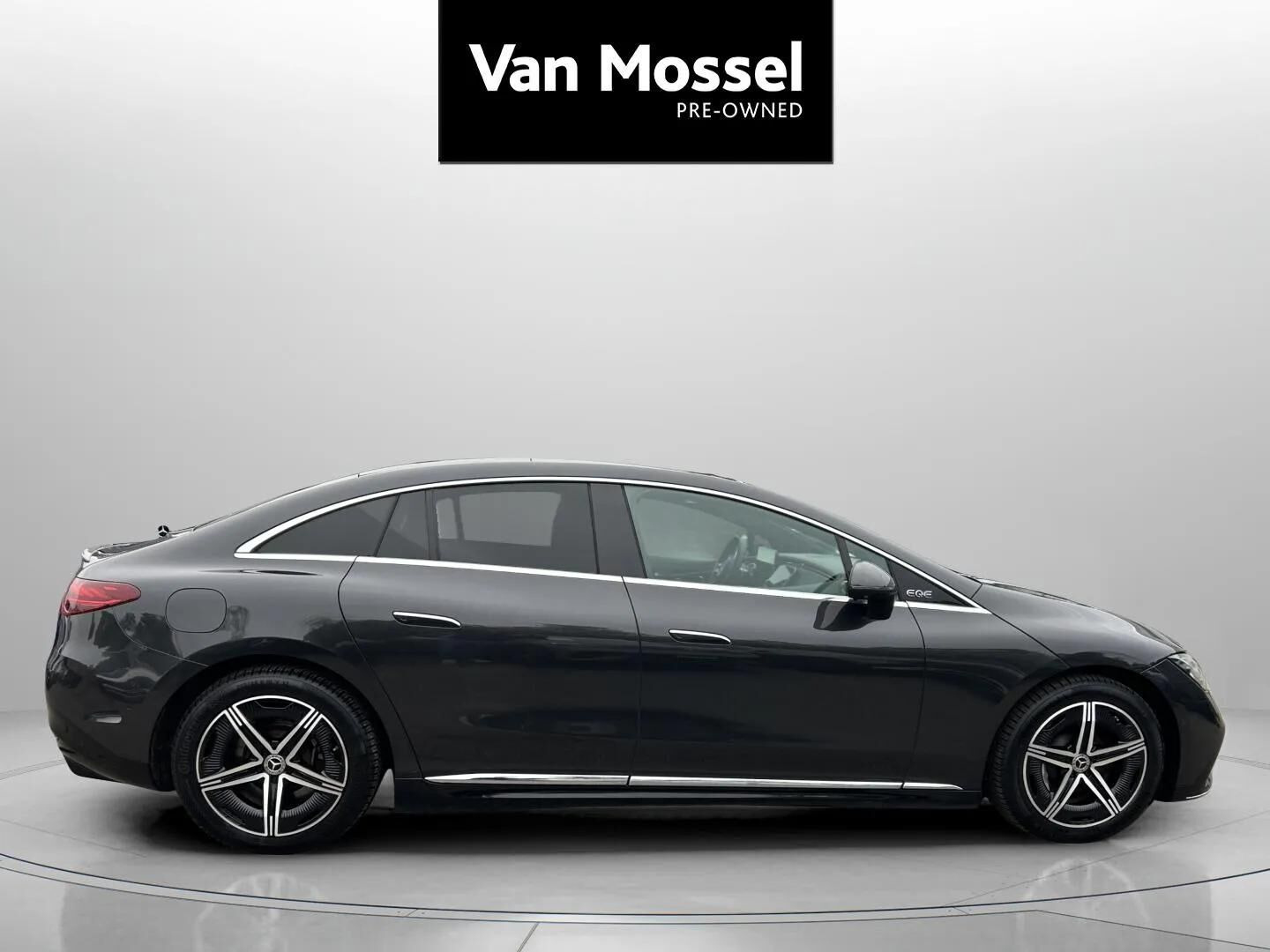 Grå Mercedes EQE350 fra 2023