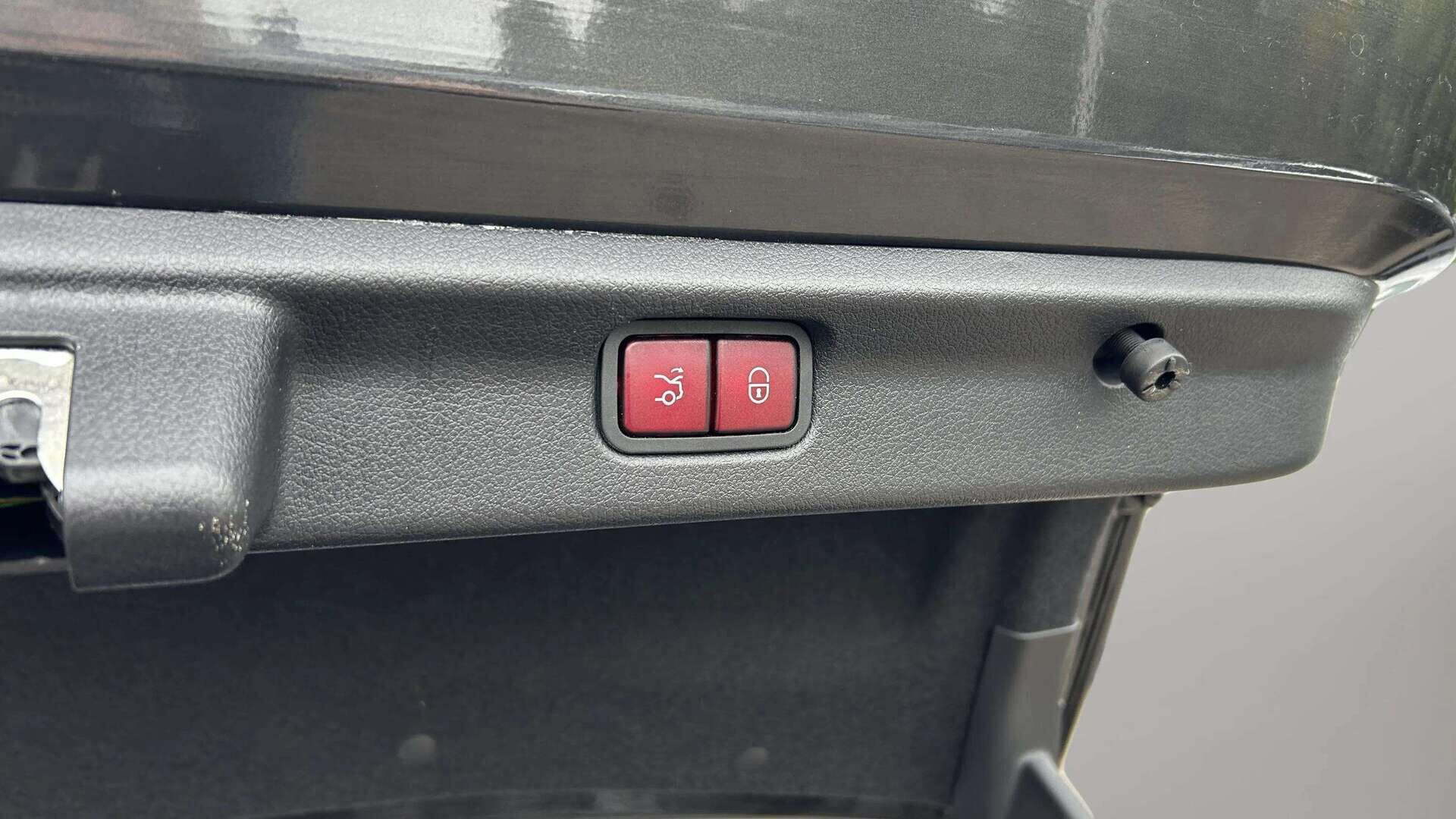 Grå Mercedes EQE350 fra 2023