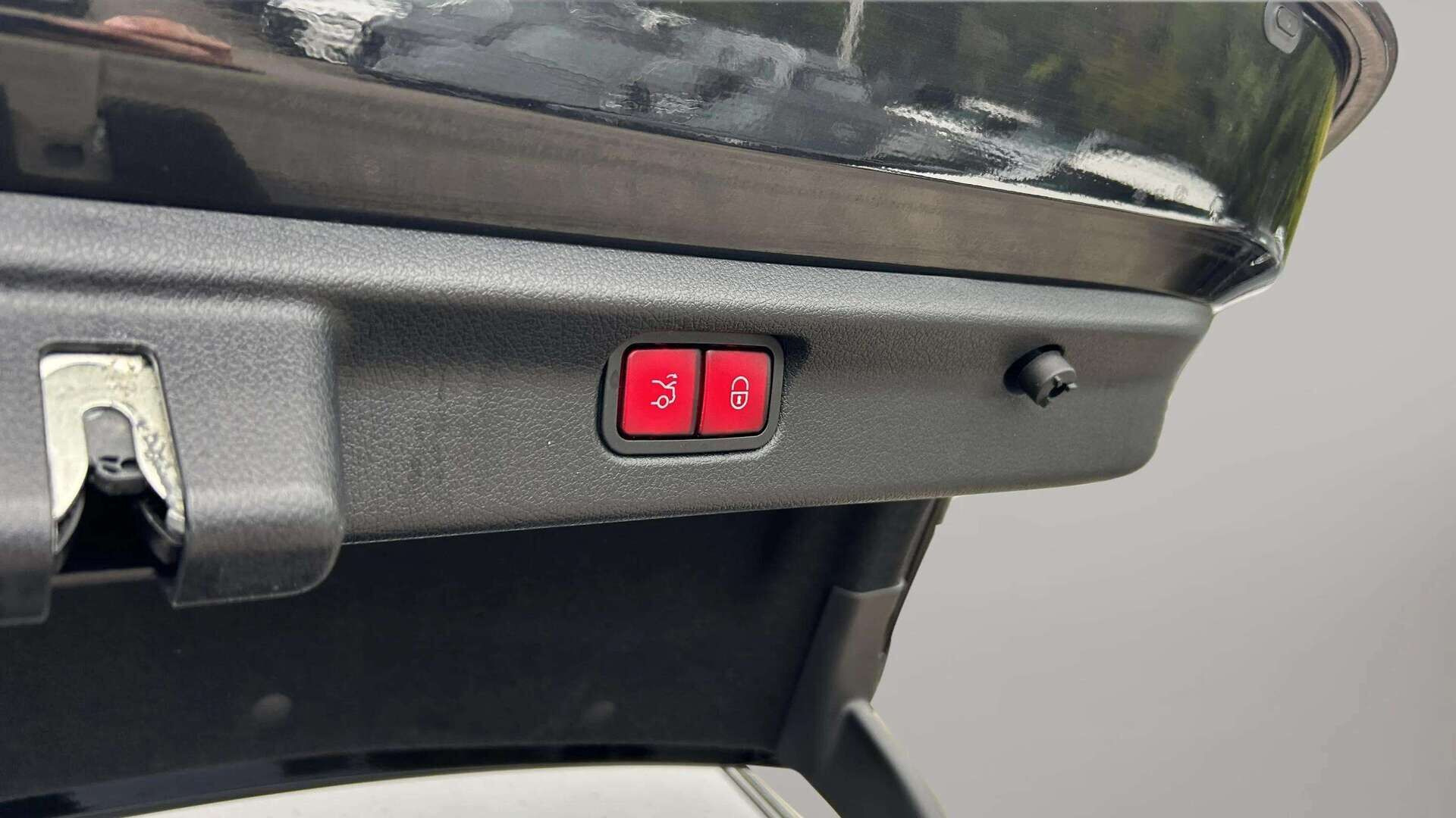 Sort Mercedes EQE 43 AMG fra 2023