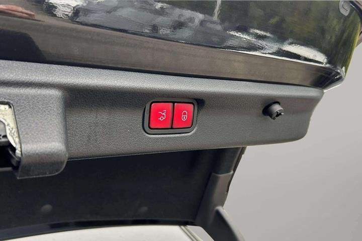 Sort Mercedes EQE 43 AMG fra 2023
