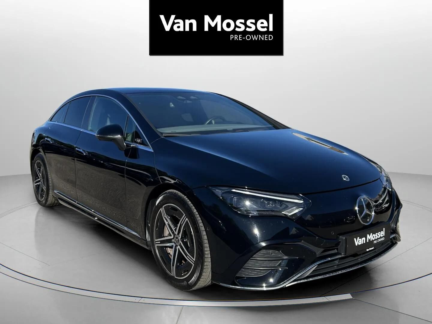 Sort Mercedes EQE350+ fra 2022