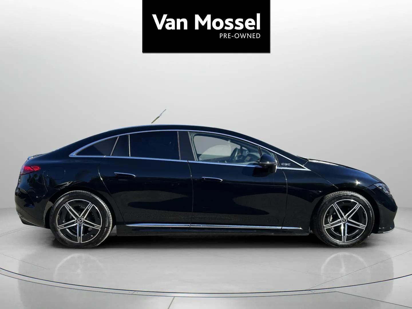 Sort Mercedes EQE350+ fra 2022