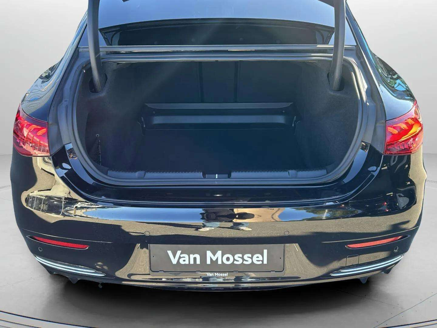 Sort Mercedes EQE350+ fra 2022