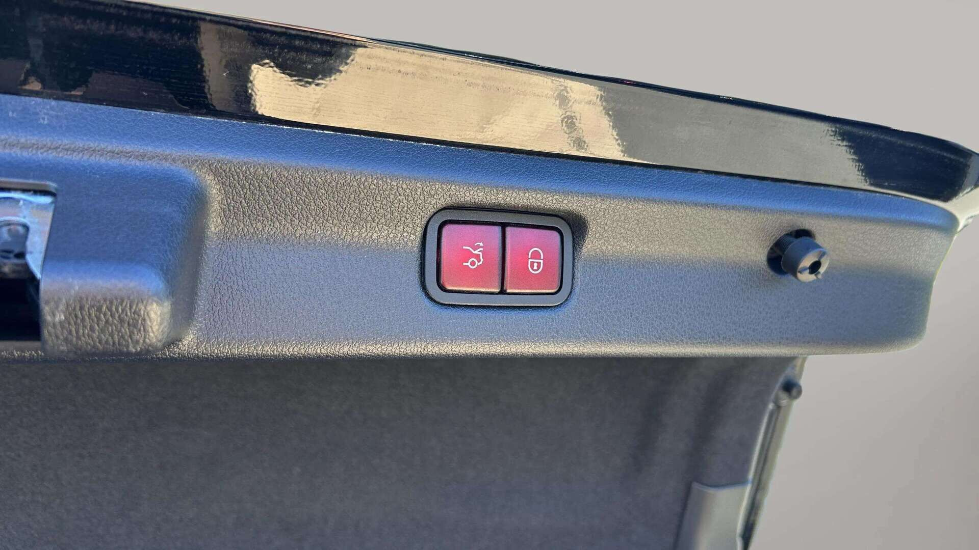 Sort Mercedes EQE350+ fra 2022
