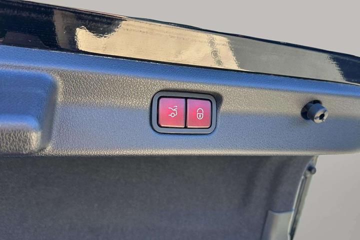 Sort Mercedes EQE350+ fra 2022