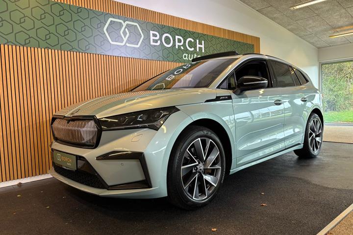 Blå Skoda Enyaq fra 2022 set udefra