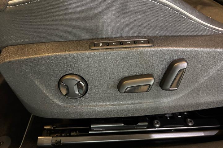 Blå Skoda Enyaq fra 2022