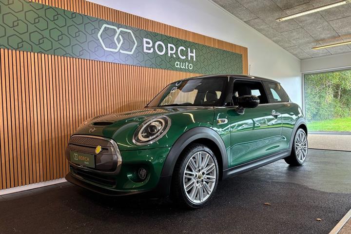 Grøn Mini Cooper SE fra 2021 set udefra
