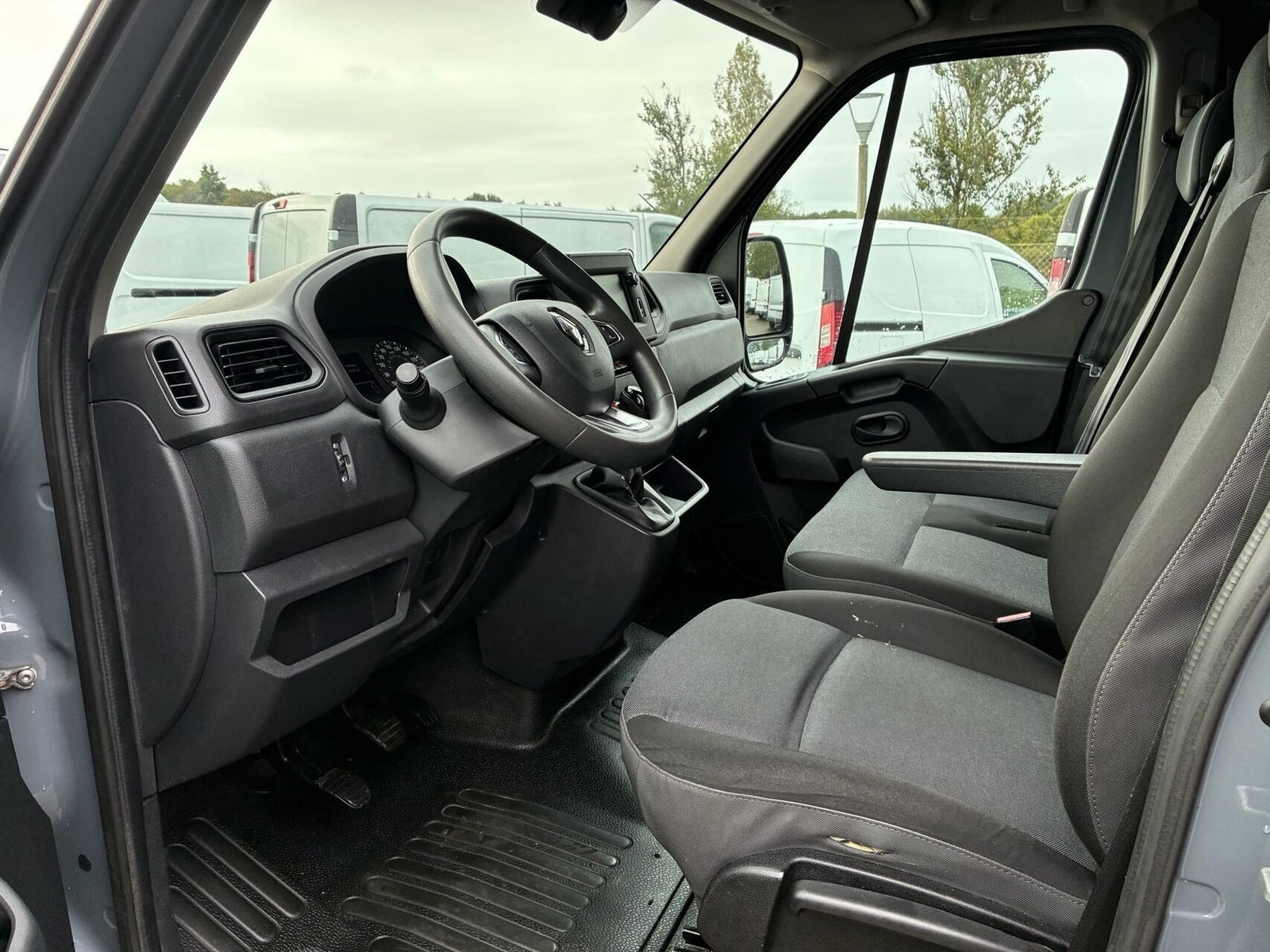 Grå Renault Master IV T35 fra 2019