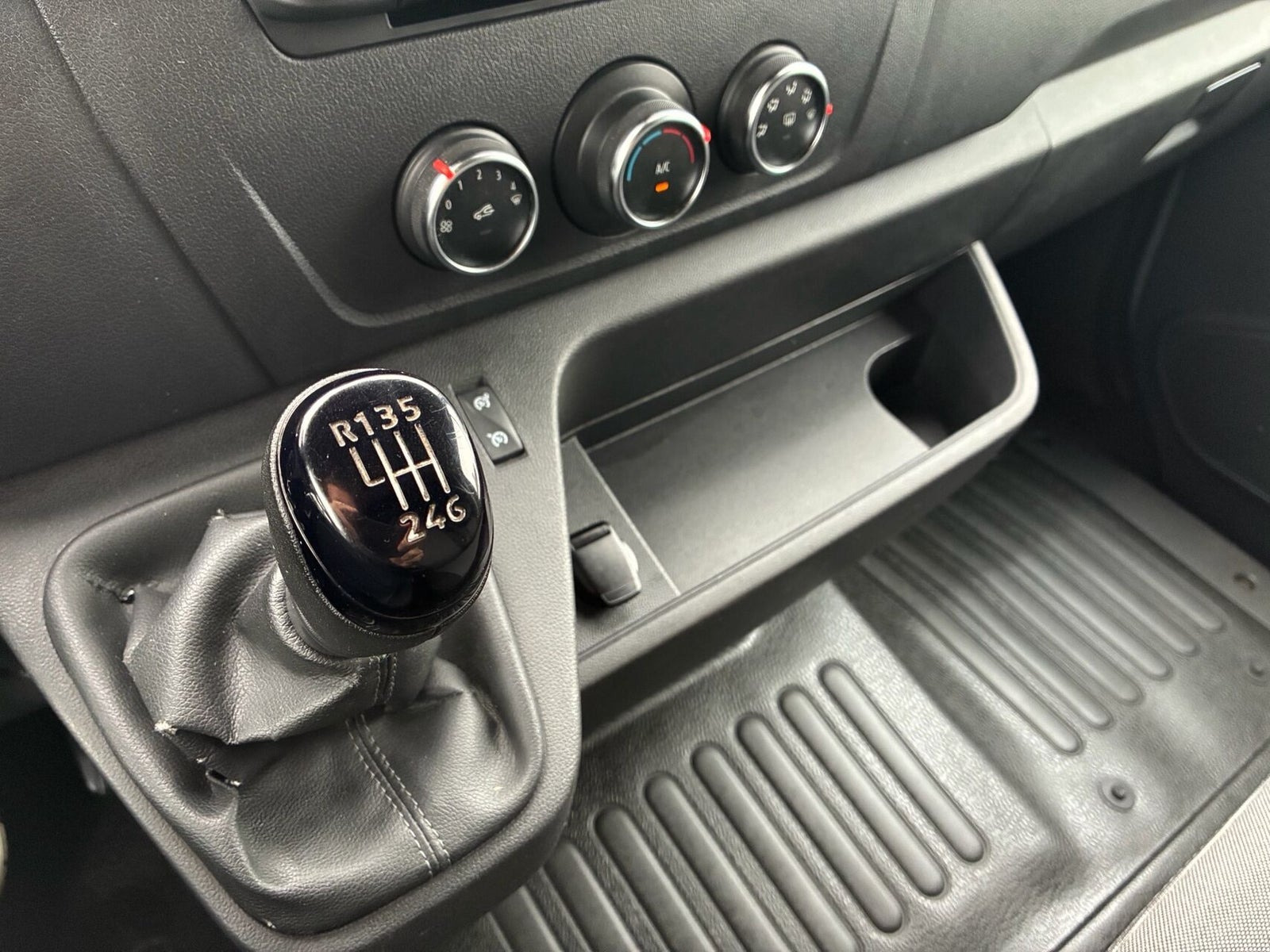 Grå Renault Master IV T35 fra 2019