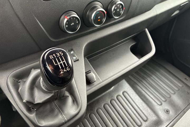 Grå Renault Master IV T35 fra 2019