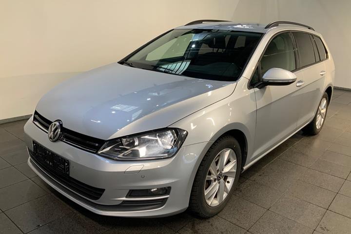 Sølv VW Golf VII fra 2014 set udefra