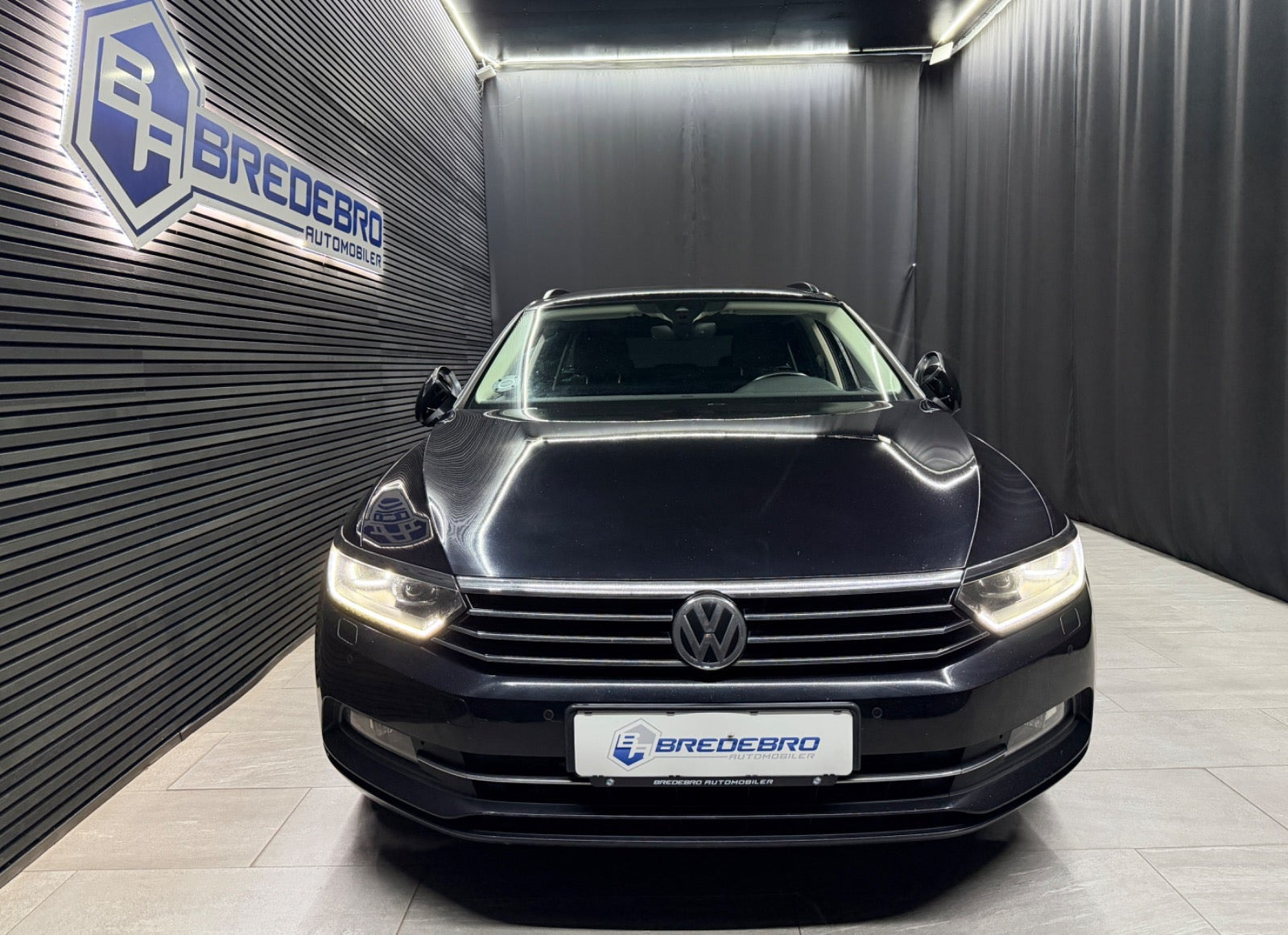 Sort VW Passat fra 2016