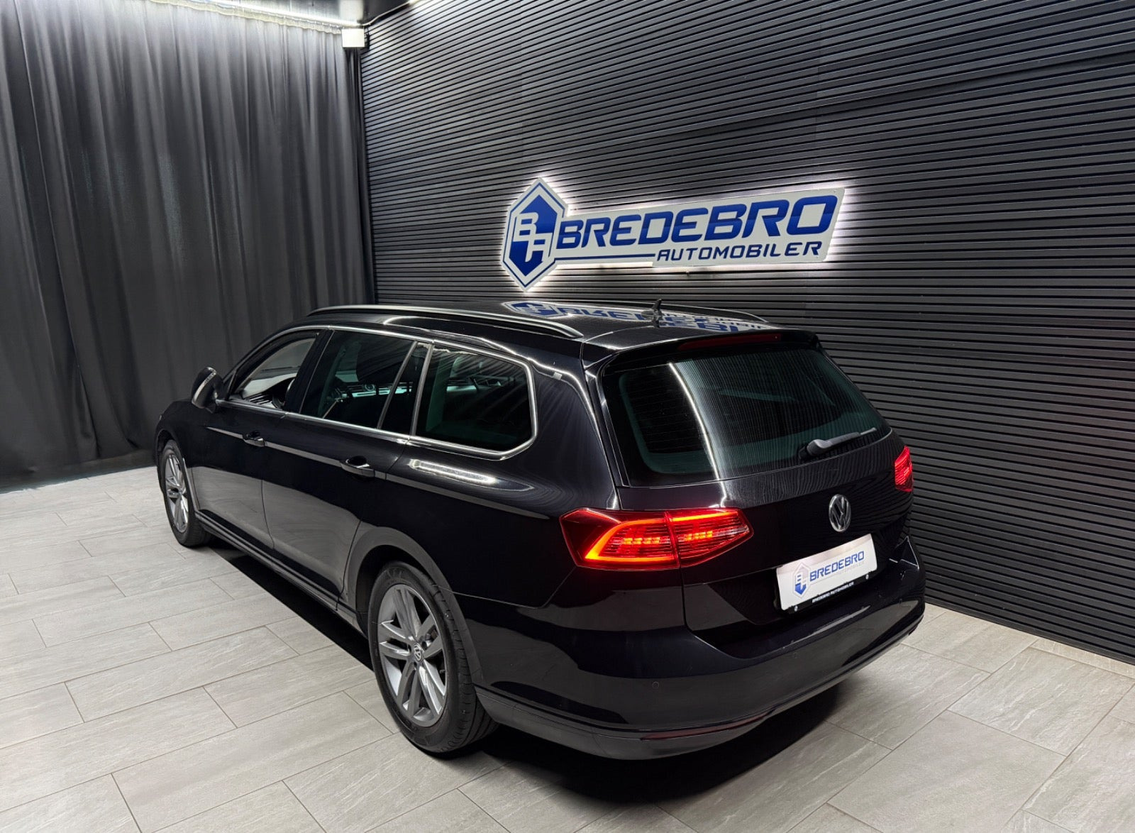 Sort VW Passat fra 2016