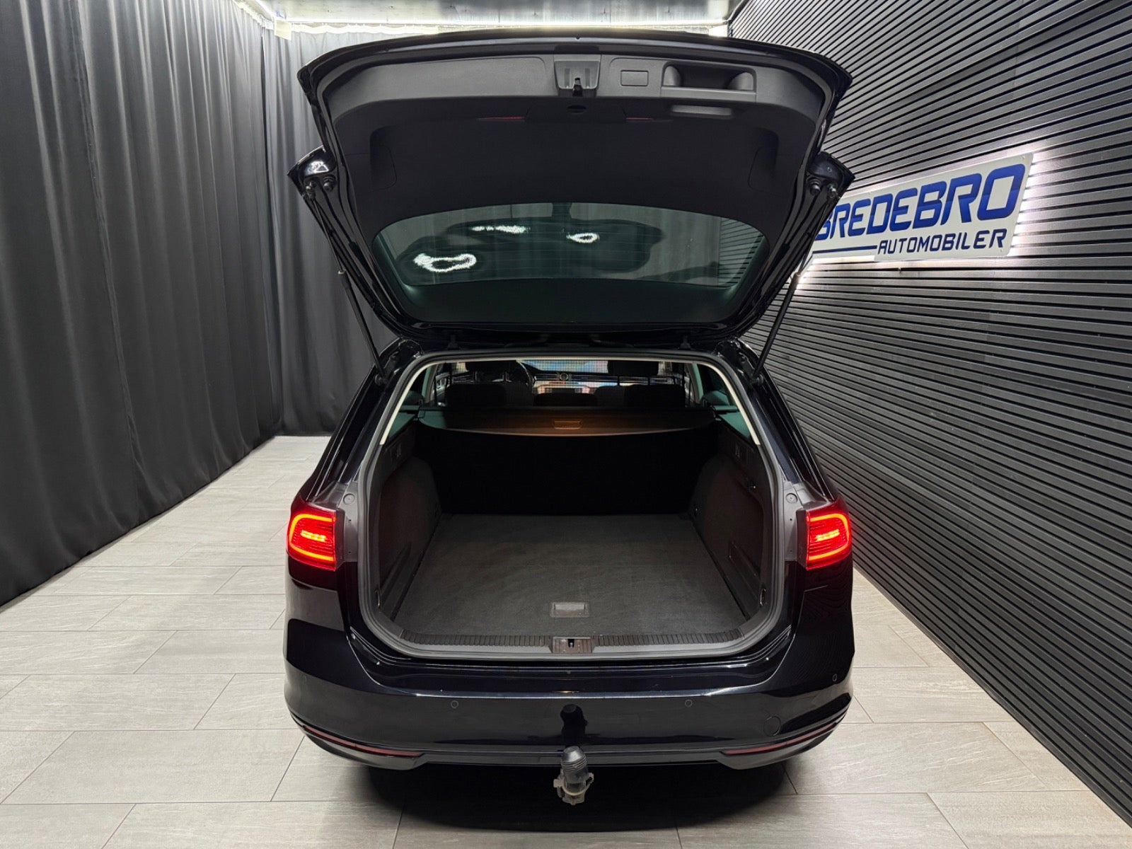 Sort VW Passat fra 2016