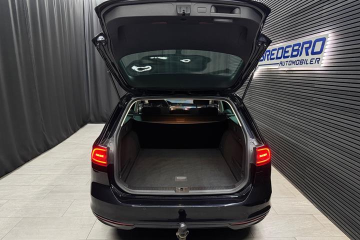 Sort VW Passat fra 2016