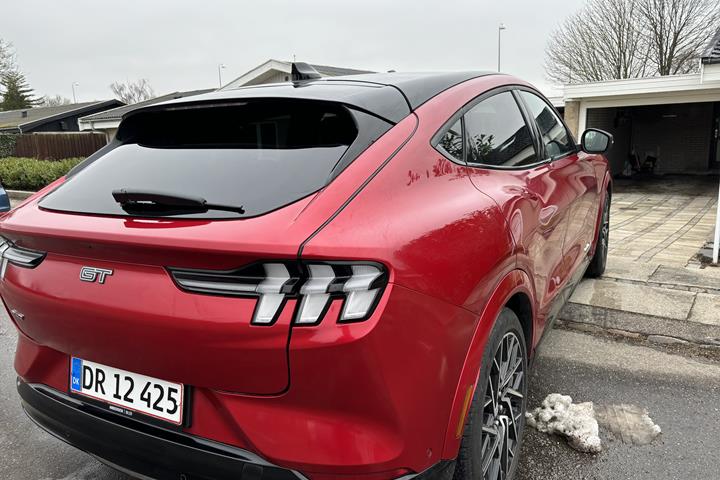 Rød Ford Mustang Mach-E fra 2023