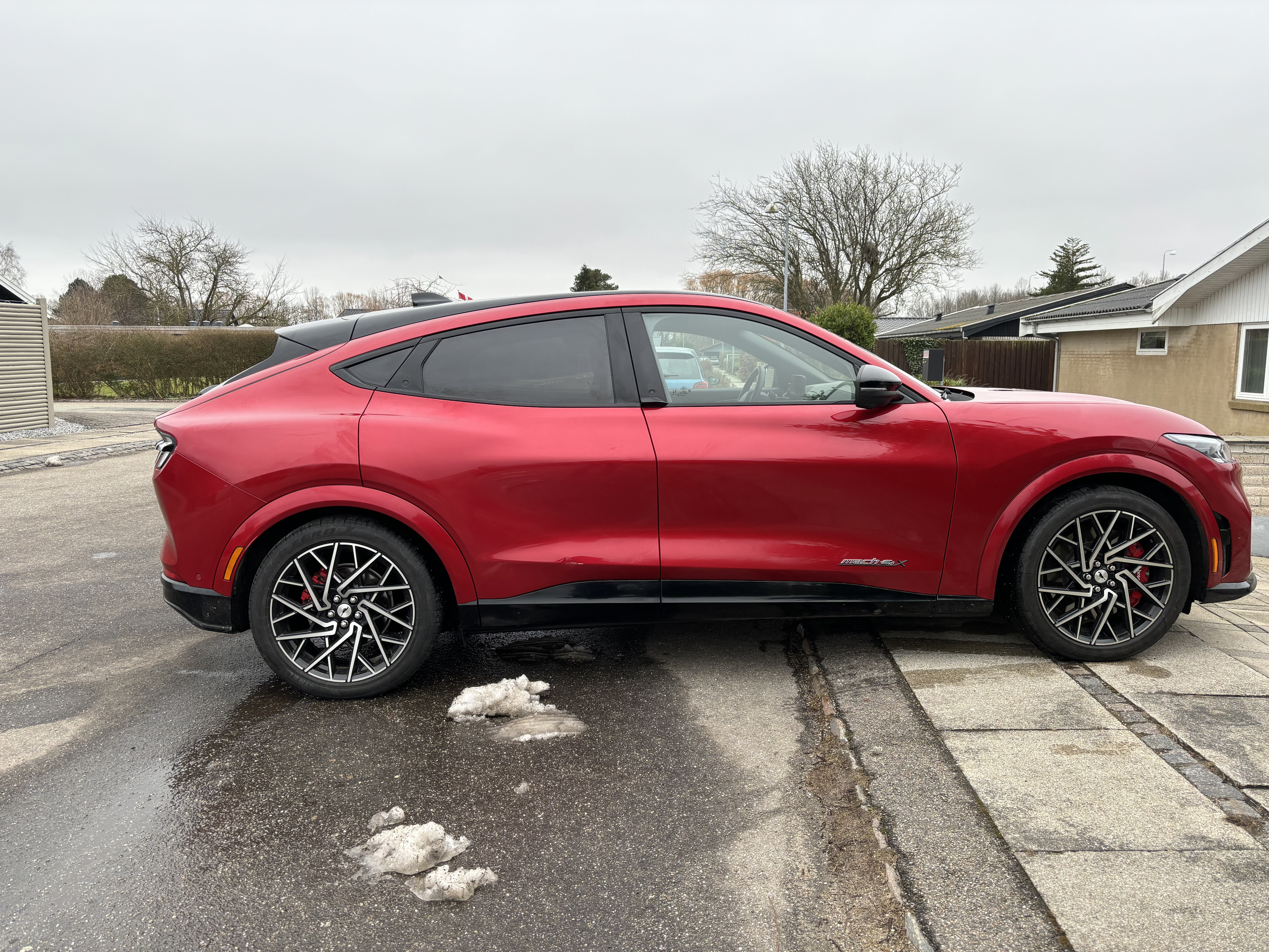 Rød Ford Mustang Mach-E fra 2023