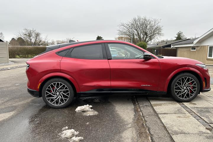 Rød Ford Mustang Mach-E fra 2023