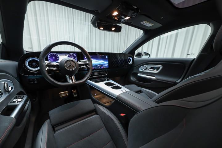 Grå Mercedes CLA250+ fra 2025