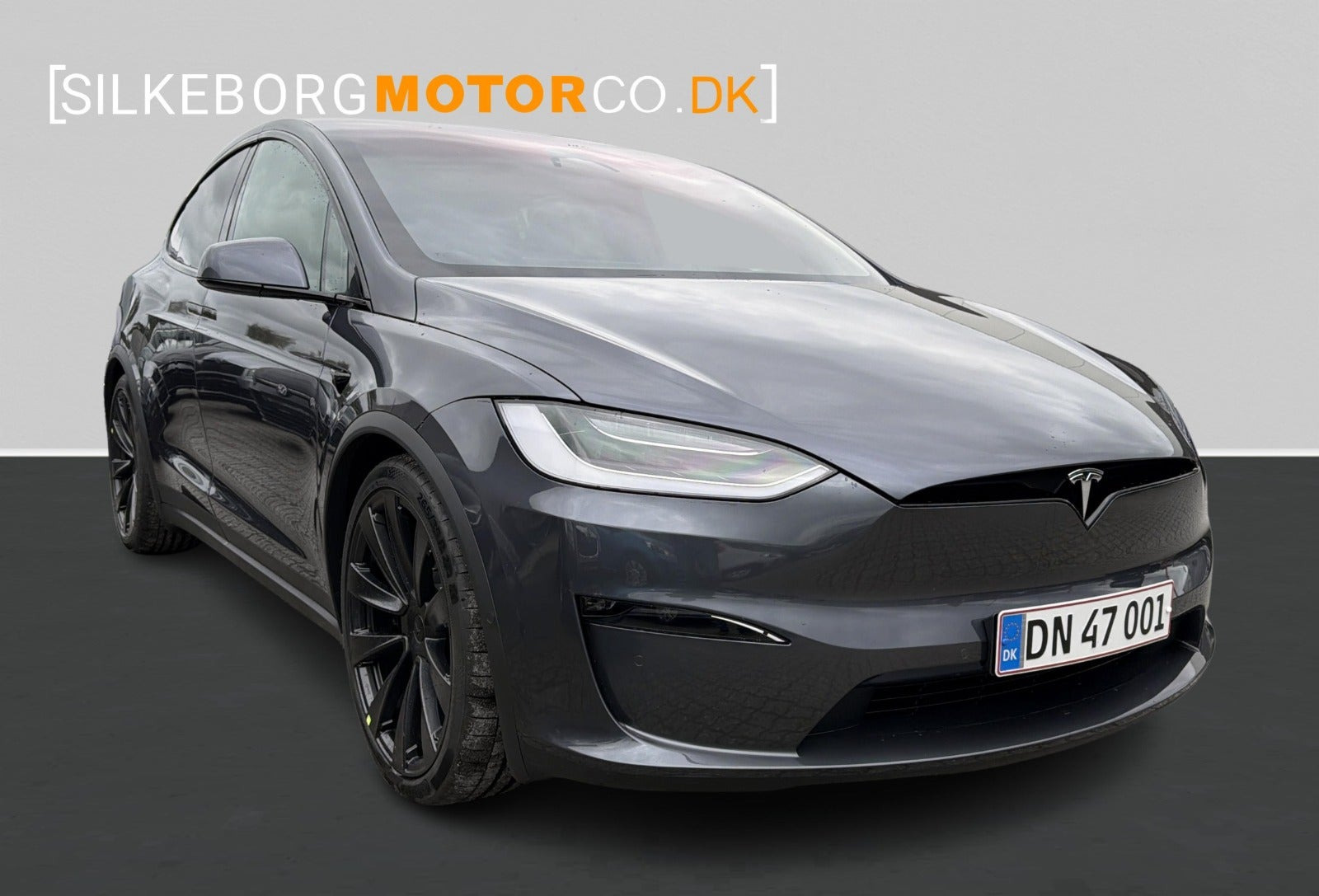 Grå Tesla Model X fra 2023