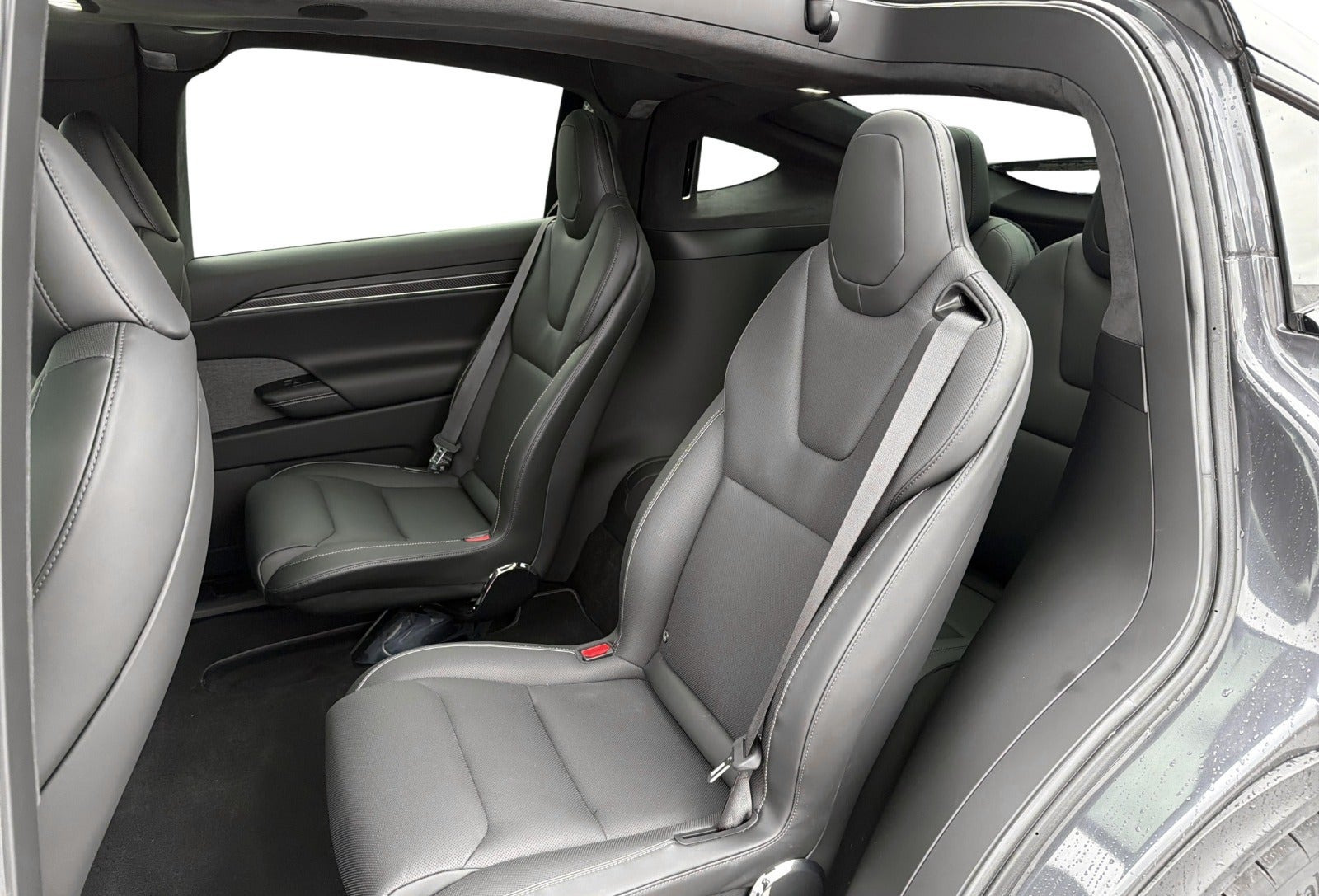 Grå Tesla Model X fra 2023