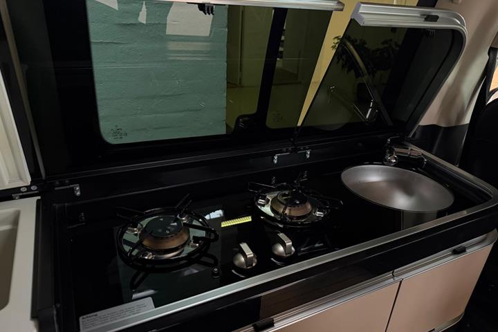 Sort Mercedes V300 d fra 2020