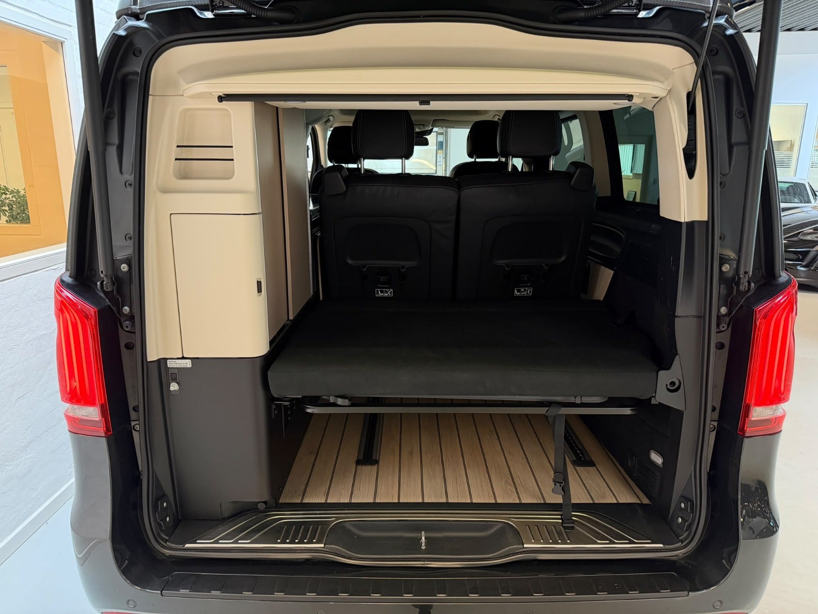 Sort Mercedes V300 d fra 2020