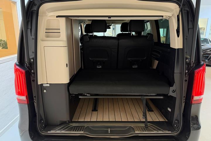 Sort Mercedes V300 d fra 2020