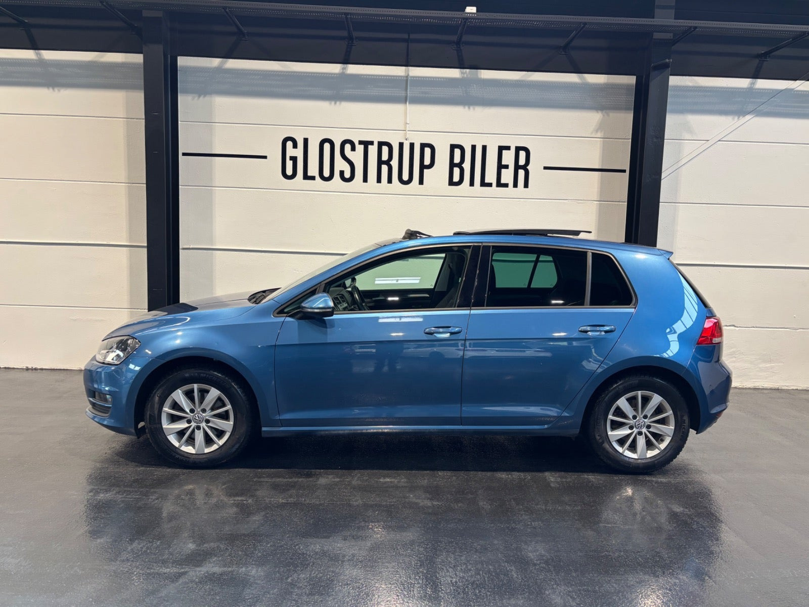 Blå VW Golf VII fra 2016