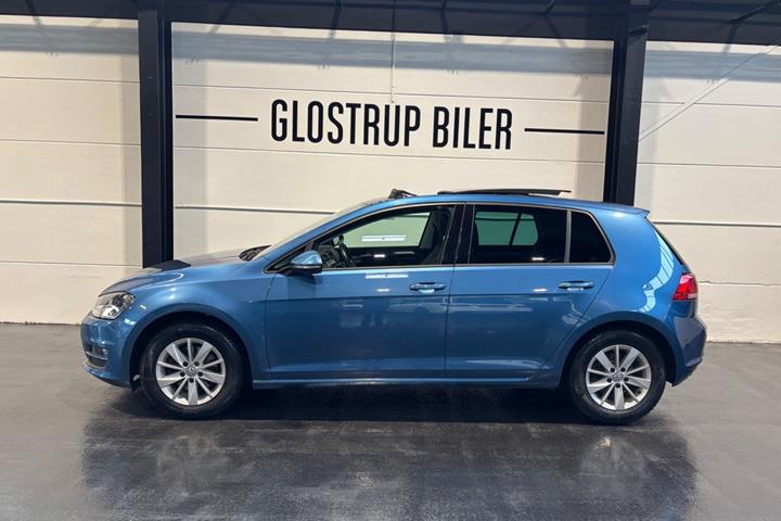 Blå VW Golf VII fra 2016