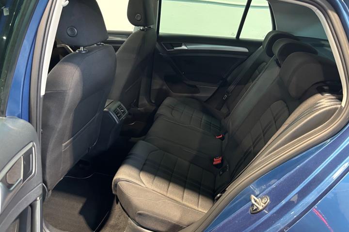 Blå VW Golf VII fra 2016