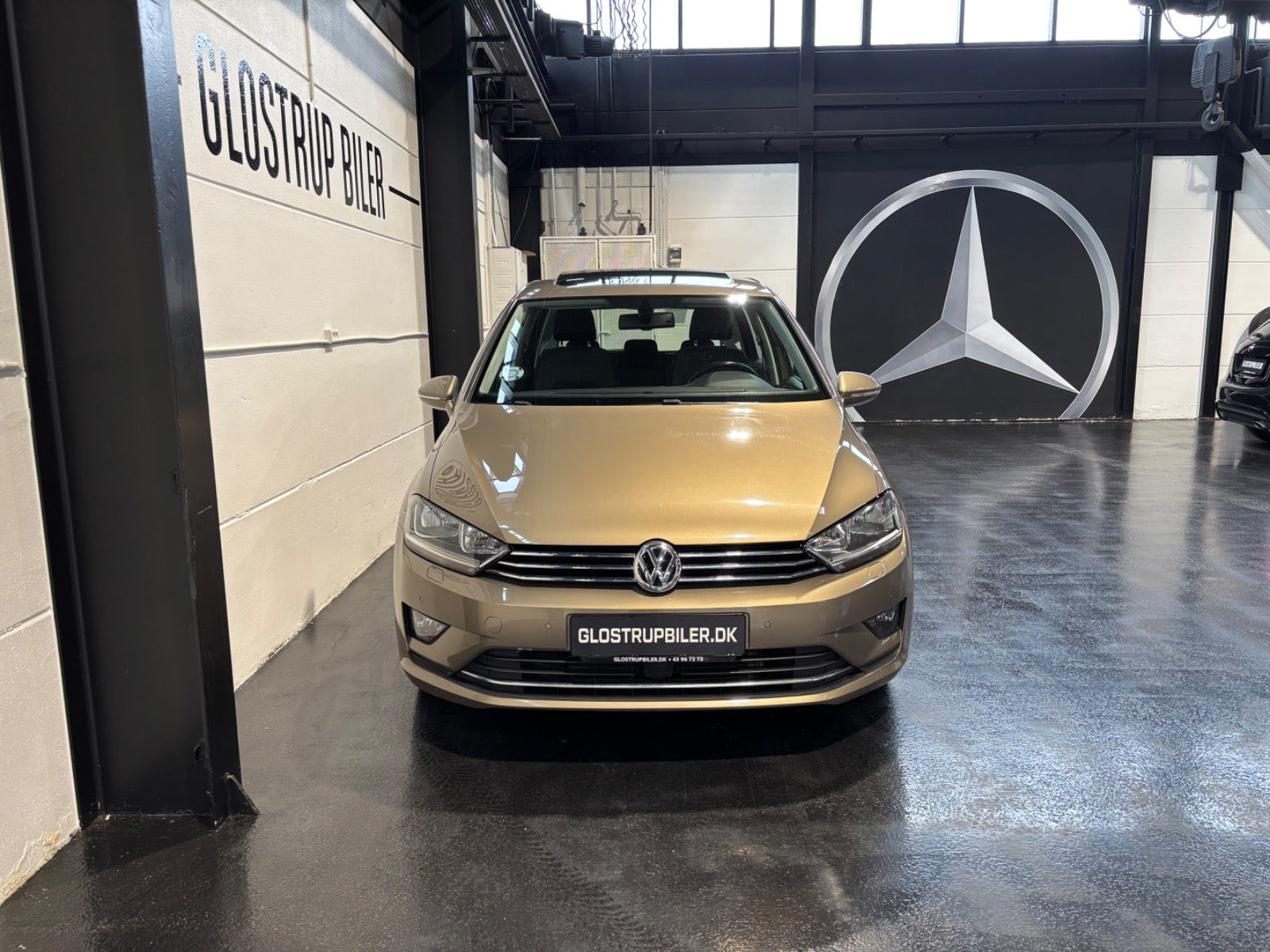 Beige VW Golf Sportsvan fra 2016