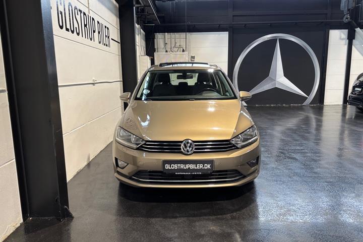 Beige VW Golf Sportsvan fra 2016