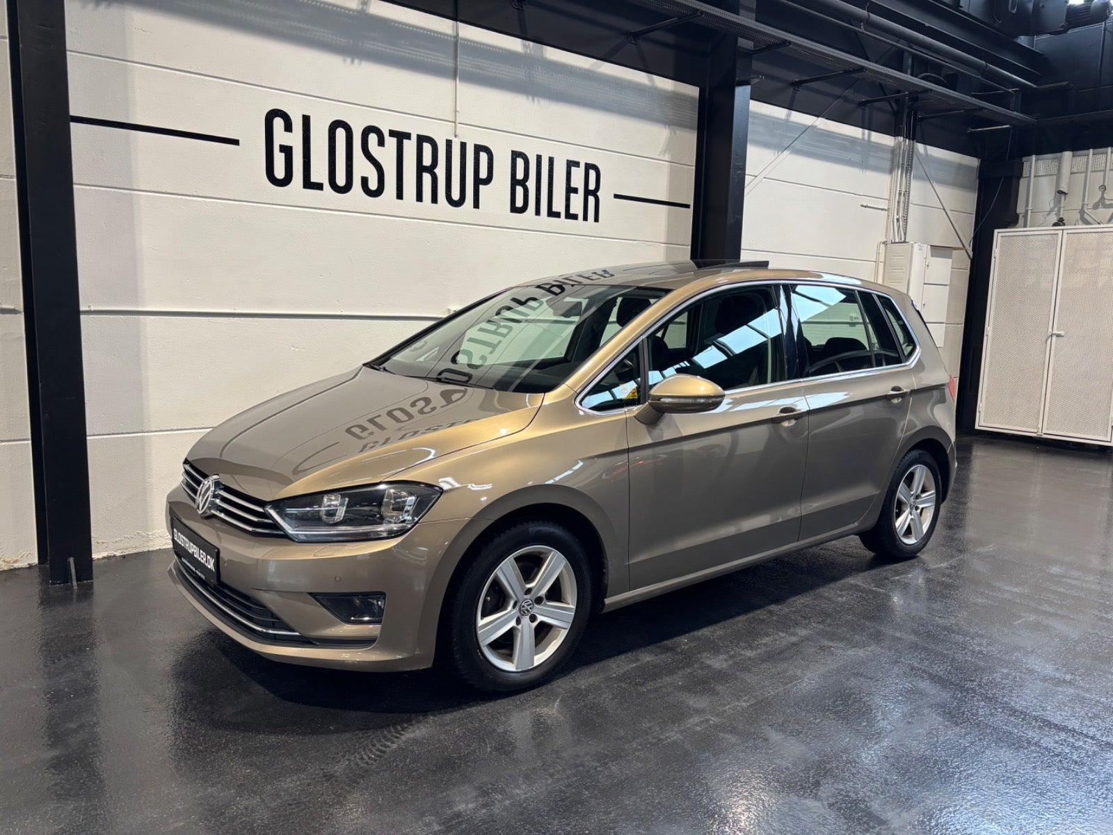 Beige VW Golf Sportsvan fra 2016