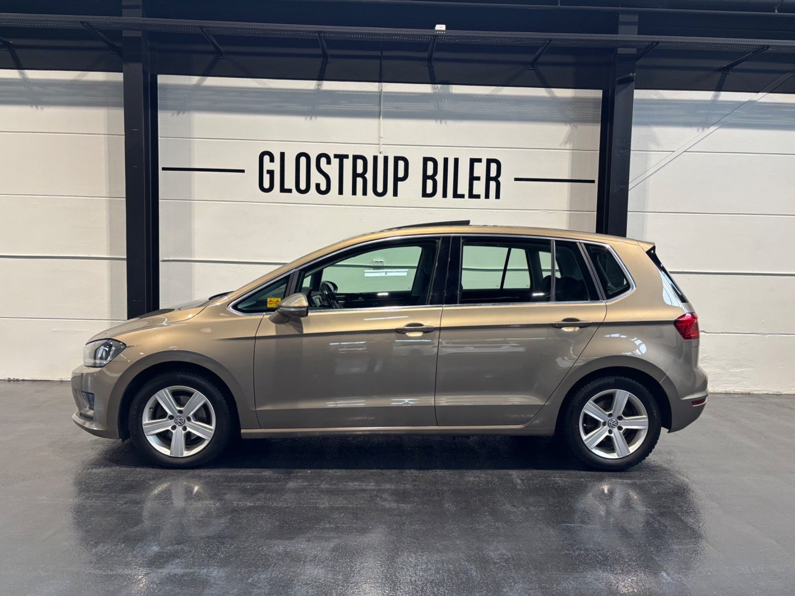 Beige VW Golf Sportsvan fra 2016