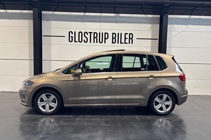 Beige VW Golf Sportsvan fra 2016