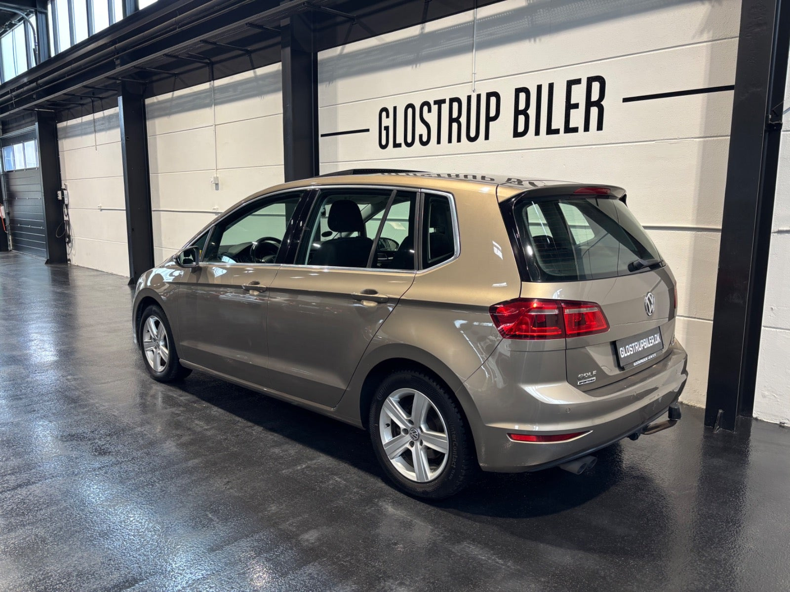 Beige VW Golf Sportsvan fra 2016