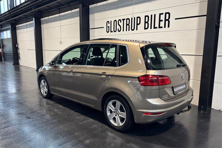 Beige VW Golf Sportsvan fra 2016