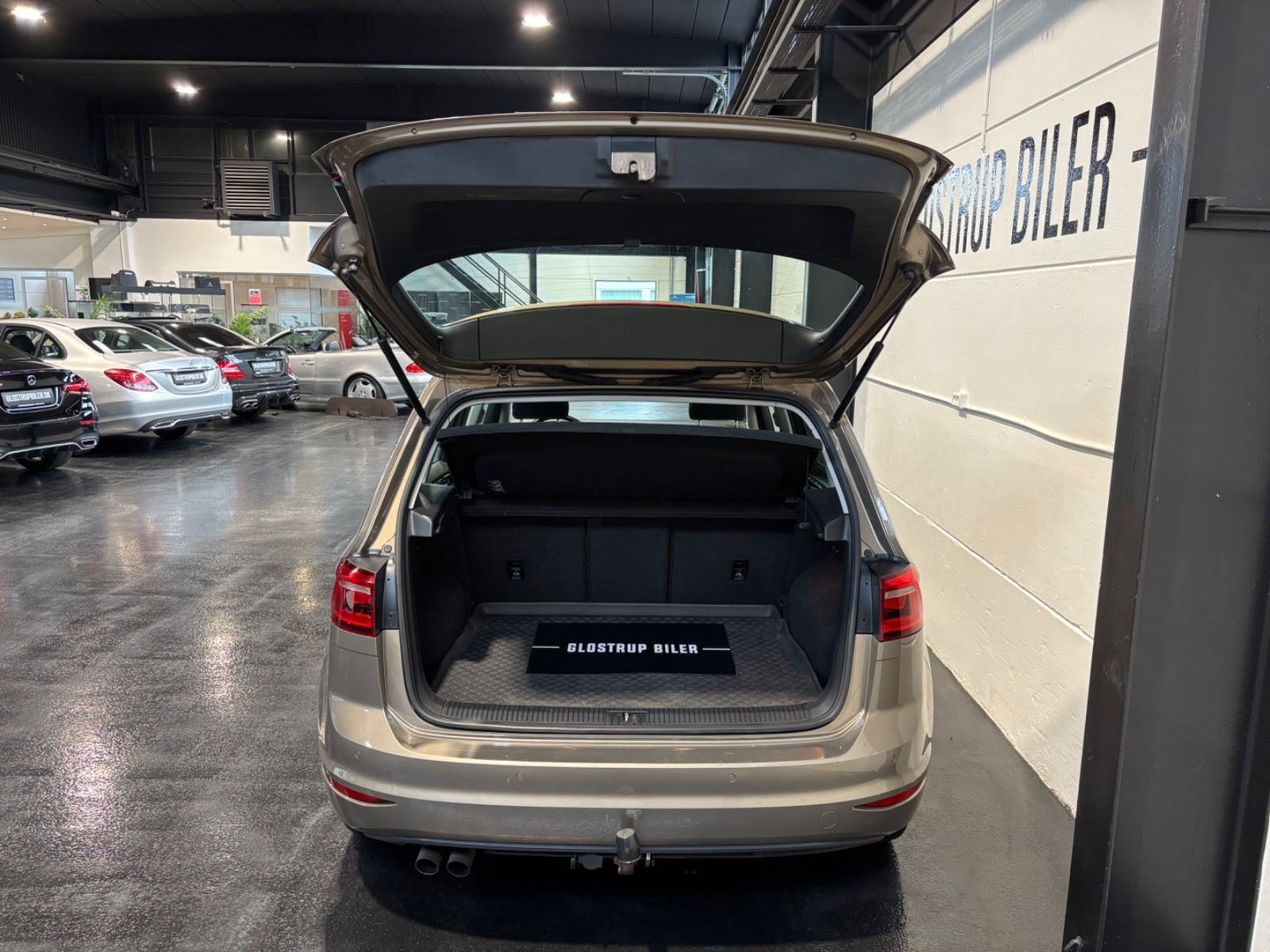 Beige VW Golf Sportsvan fra 2016