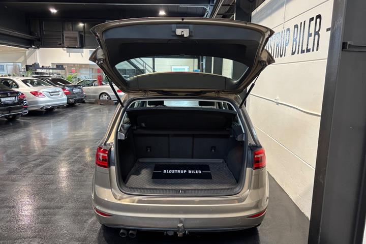 Beige VW Golf Sportsvan fra 2016