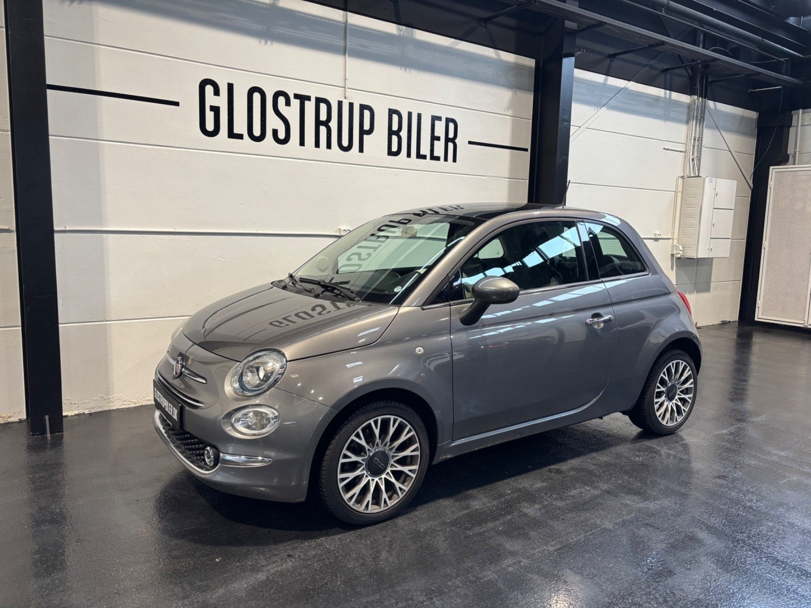 Grå Fiat 500 fra 2020